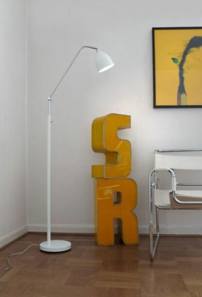 Lampa podłogowa minimalistyczna na le jasnej ściany