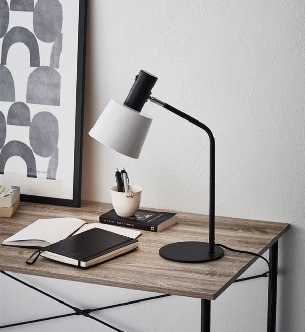 Elegancka lampa stołowa na drewnianym stole
