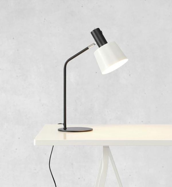 Lampa stołowa na białym stole elegancka