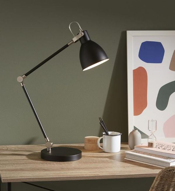 Czarna lampa biurkowa ze srebrnymi detalami
