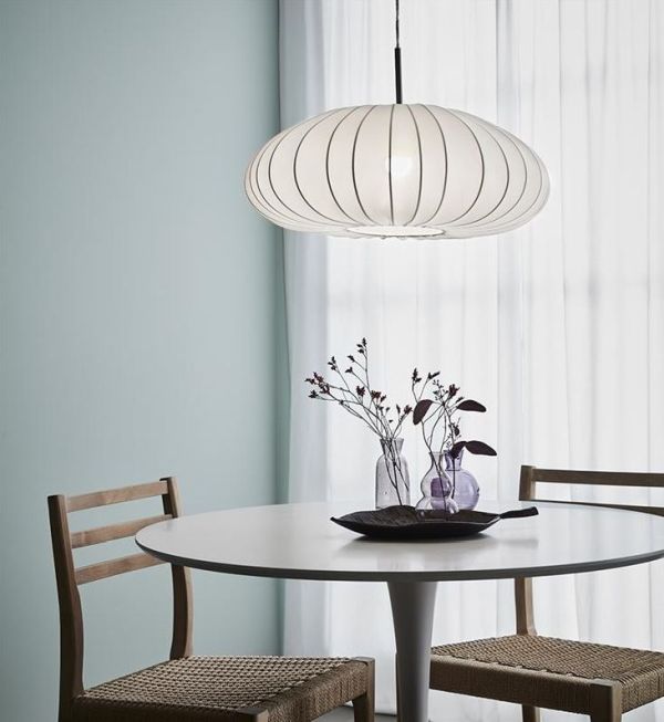 Lampa wisząca nad stołem w pokoju
