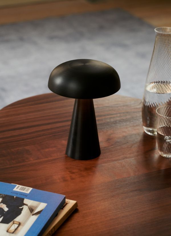Lampa stołowa czarna na brązowym drewnianym stole