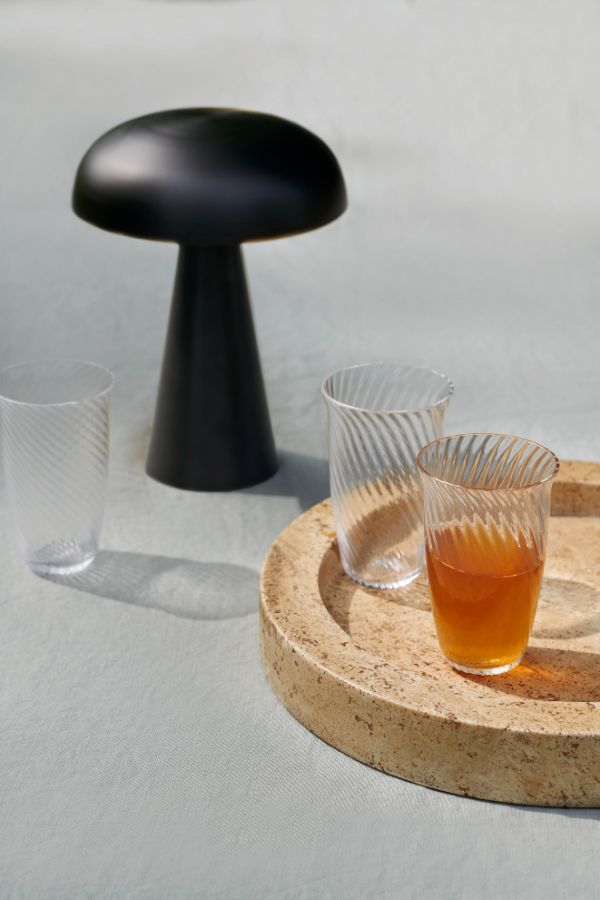 Elegancka lampa stołowa na tle jasnego stołu