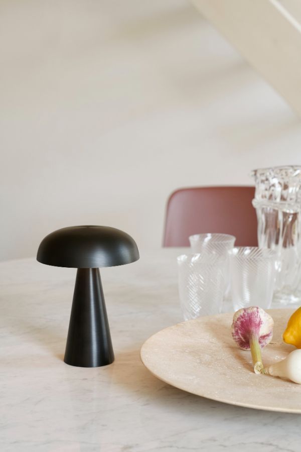 Czarna lampa stołowa na marmurowym stole