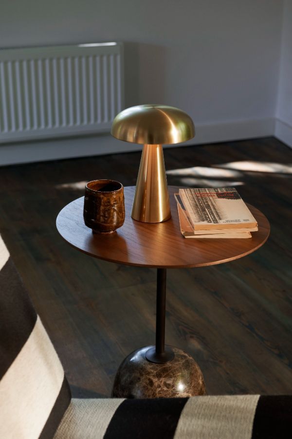 Elegancka złota lampa stołowa na stole w salonie