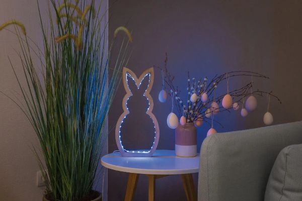 Lampa stołowa w kształcie królika na stoliku