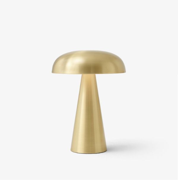 Elegancka lampa stołowa ze złotym kloszem