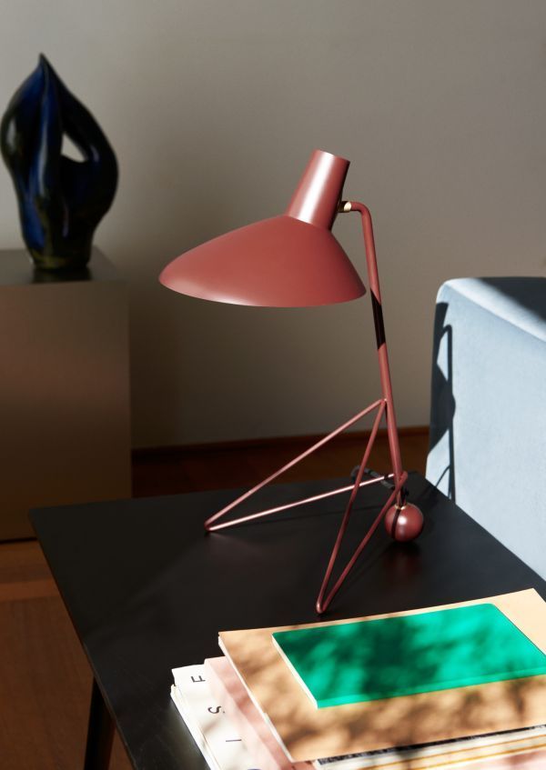 Nowoczesna lampa biurkowa w bordowym kolorze