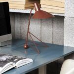 Lampa biurowa na na stoliku przy home office