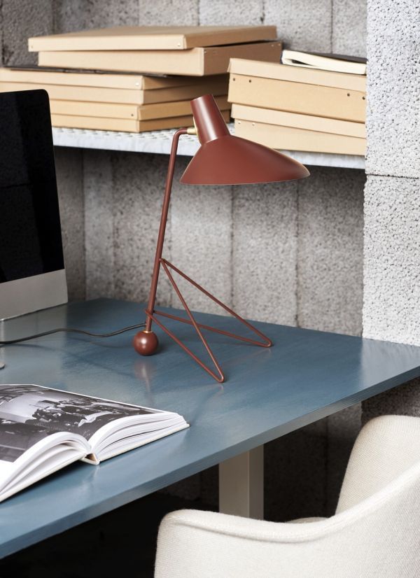 Lampa biurowa na na stoliku przy home office