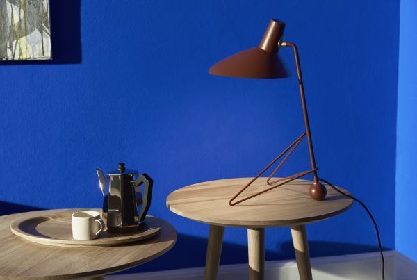 Lampa tripod w brązowym kolorze na stoliku