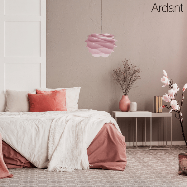 Lampa wisząca z różowym kloszem nad łóżkiem