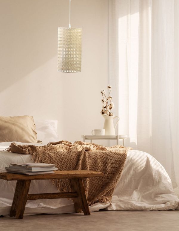 Beżowa lampa do sypialni z plecionym kloszem