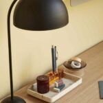 Lampa stołowa z czarnym kloszem do biura