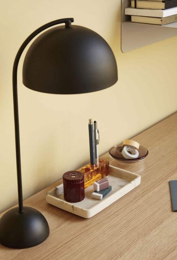 Lampa stołowa z czarnym kloszem do biura