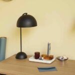 Czarna lampa stołowa do biura