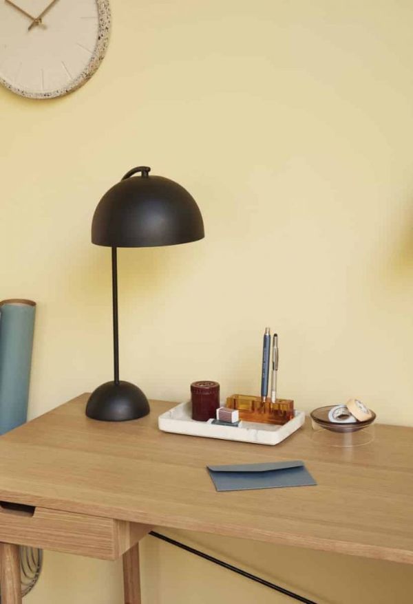 Czarna lampa stołowa do biura