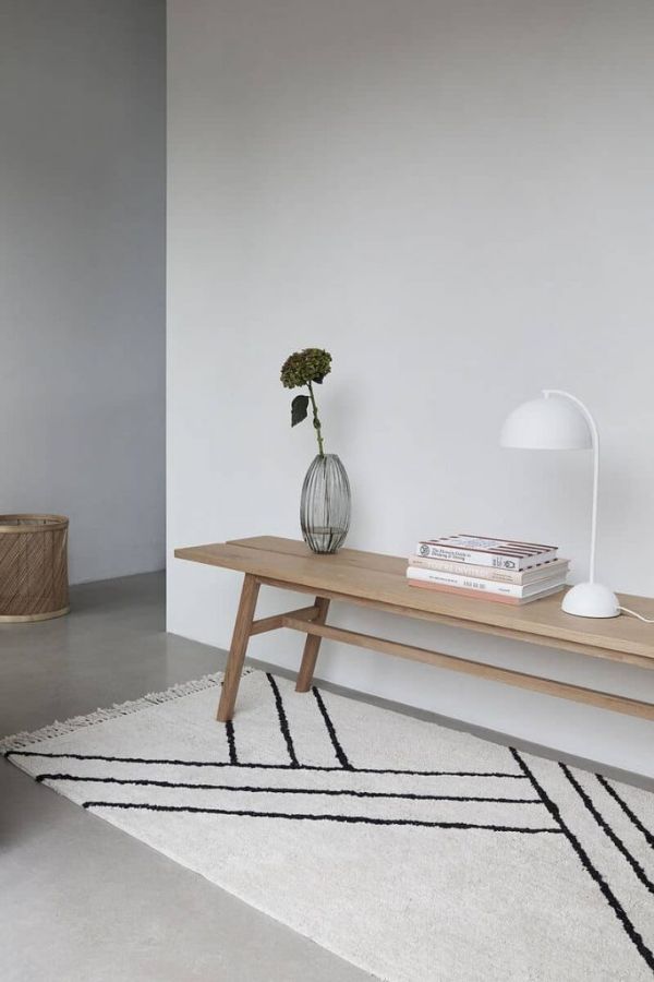 Biała lampa biurkowa do pokoju w stylu skandynawskim