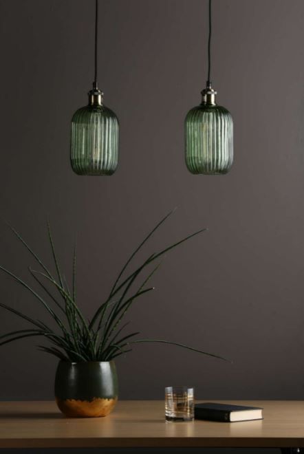 Lampy wiszące ze szklanym kloszem