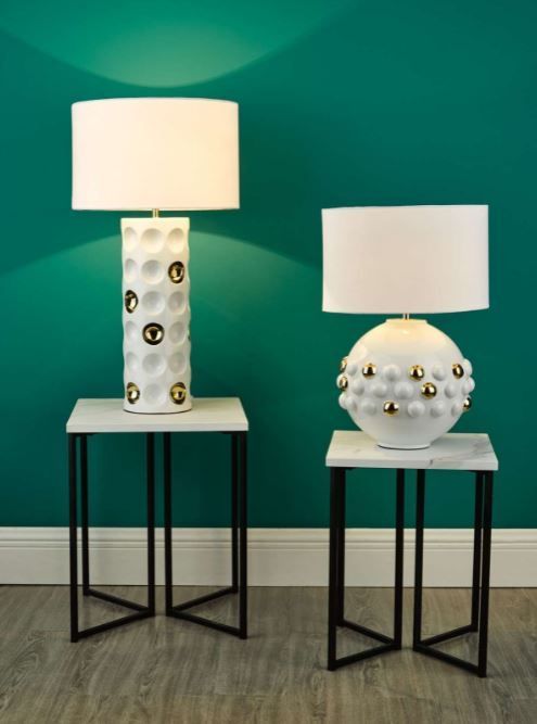 Lampy stołowe ze zdobioną podstawą