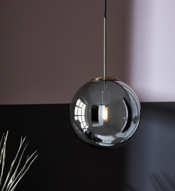 Lampa wisząca z lustrzanym kloszem w salonie