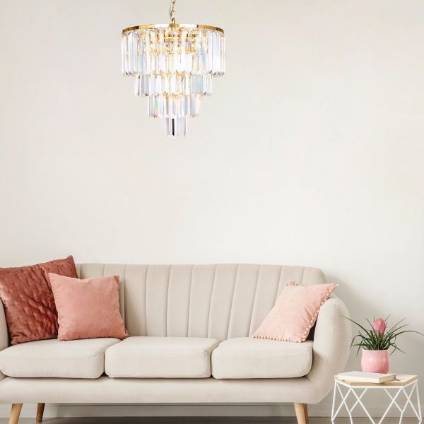 Elegancka lampa wisząca z kryształami nad sofą