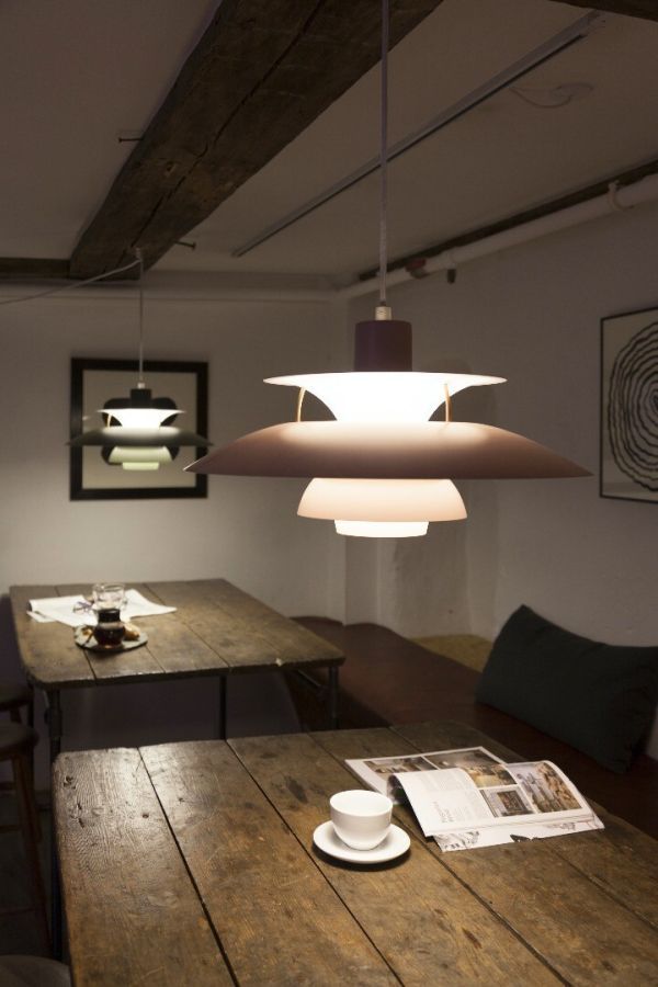 Nowoczesna lampa wisząca nad drewnianym stołem