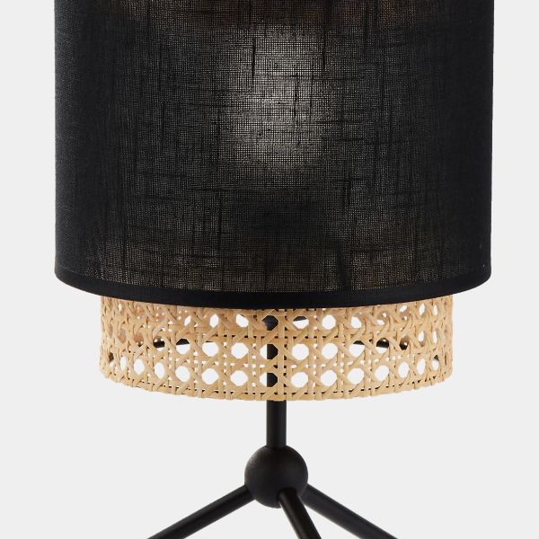 Czarny abażur w lampie stołowej w stylu boho