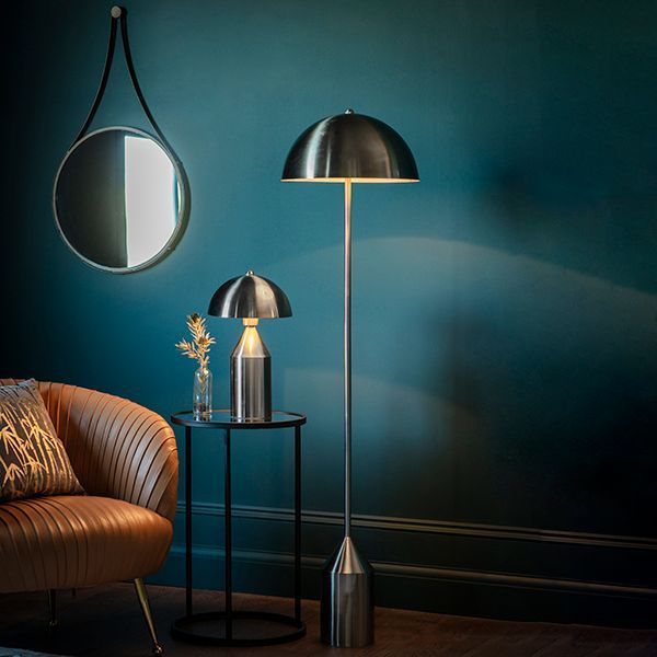 Lampa podłogowa w kształcie grzybka w salonie