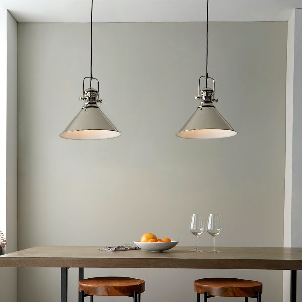 Dwie lampy wiszące w kolorze srebrnym nad stołem