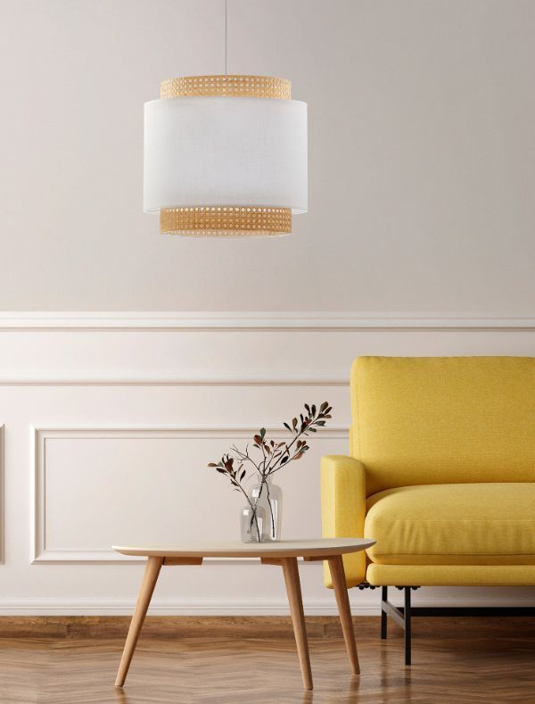 Lampa wisząca boho nad stolikiem i żółtą sofą