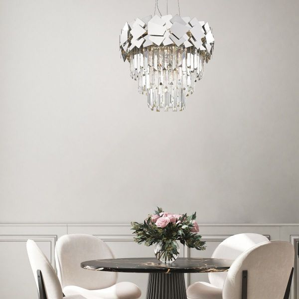 Lampa srebrna z kryształami nad okrągłym stołem