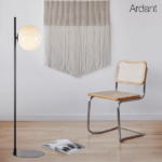Lampa podłogowa w pokoju przy krześle