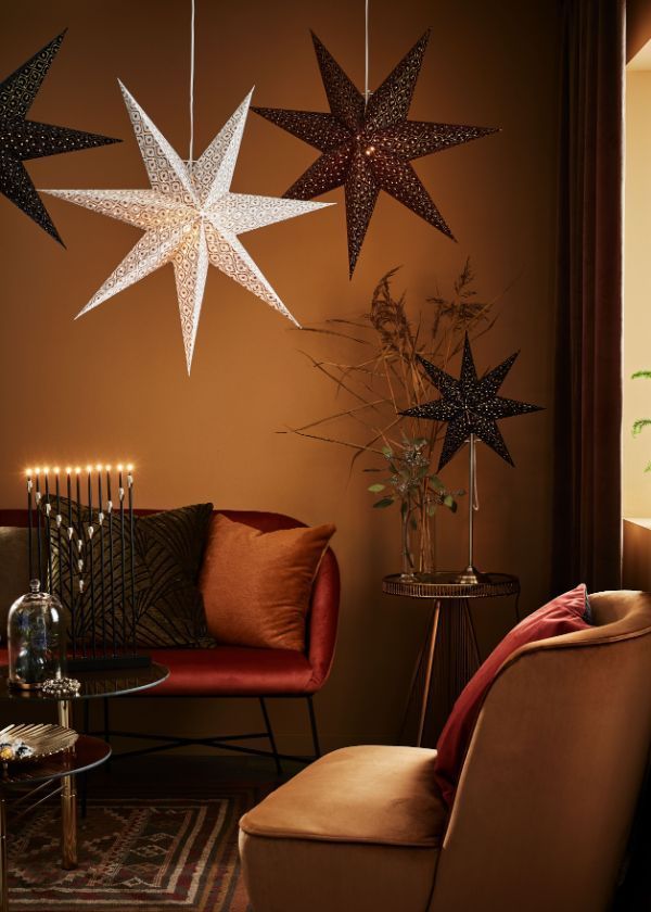 Lampy wiszące w kształcie gwiazd w dużym salonie