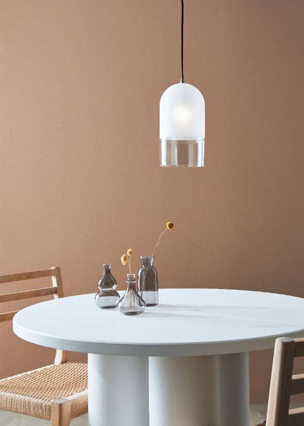 Lampa wisząca nad stołem z półmatowym kloszem