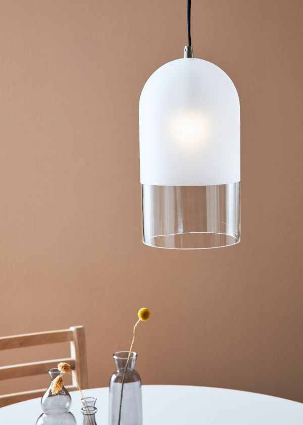 Lampa wisząca z półmatowym kloszem nad stołem