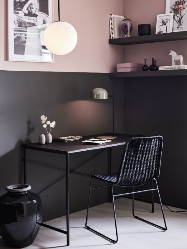 Lampa wisząca nad czarnym eleganckim biurkiem