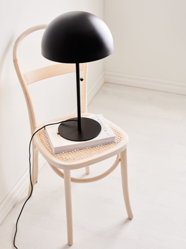 Lampa stołowa w kolorze czarnym na krześle