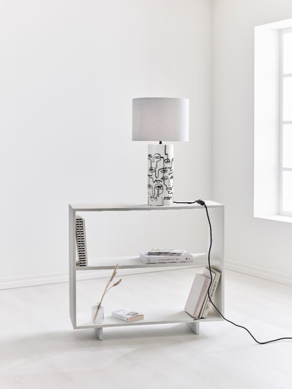 Oryginalna lampa stołowa z białym abażurem