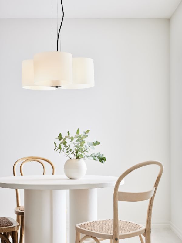 Lampa wisząca nad stołem z białymi abażurami