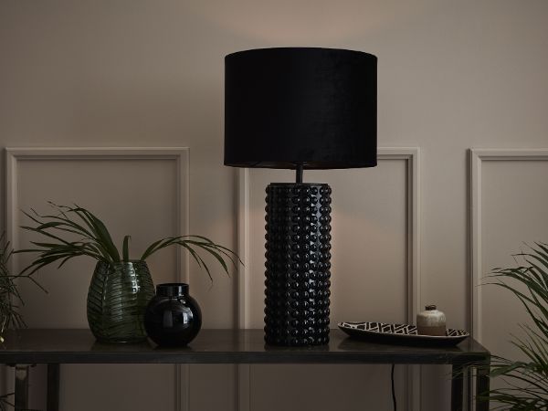 Lampa stołowa z czarną podstawą i czarnym abażurem