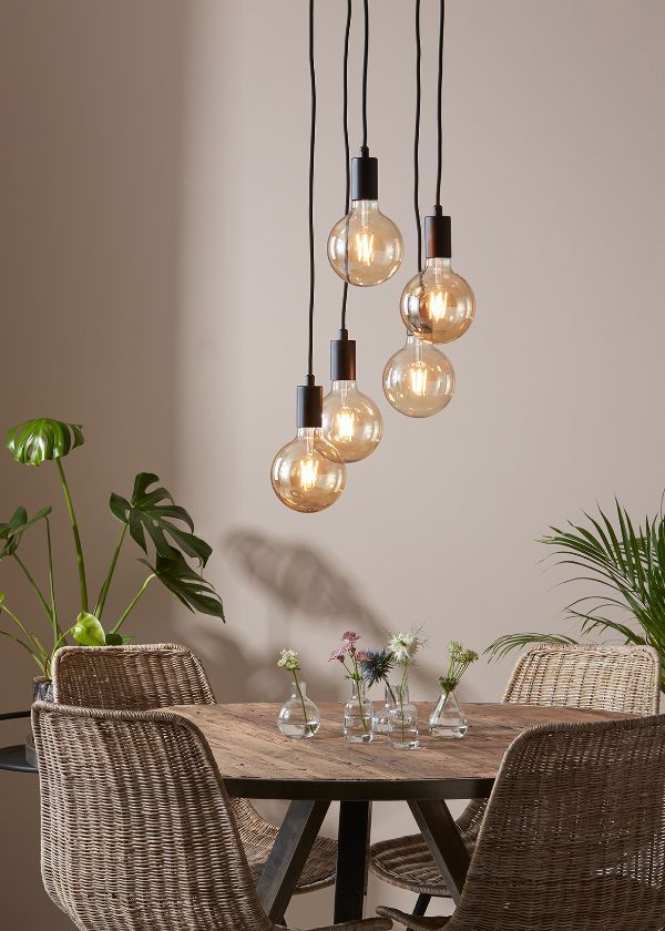 Lampy wiszące nad okrągłym drewnianym stołem