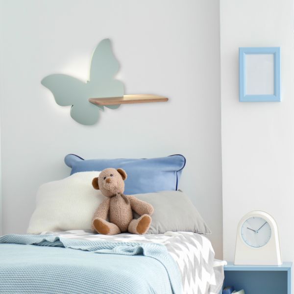 kinkiet w kształcie motyla nad łóżkiem dziecięcym