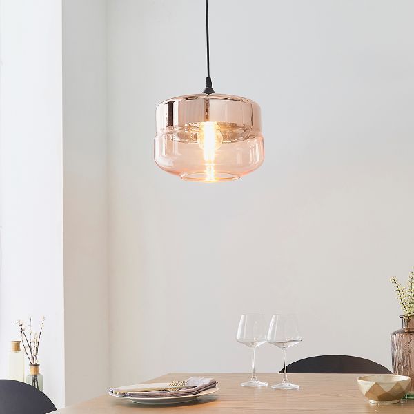 Lampa wisząca z szerokim szklanym kloszem nad stołem