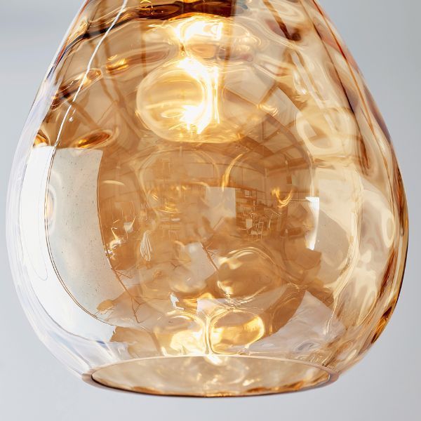 Bursztynowy klosz z dekoracyjną żarówką w lampie
