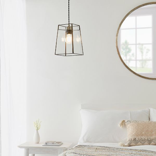 Lampa klasyczna dekoracyjna w sypialni nad stolikiem