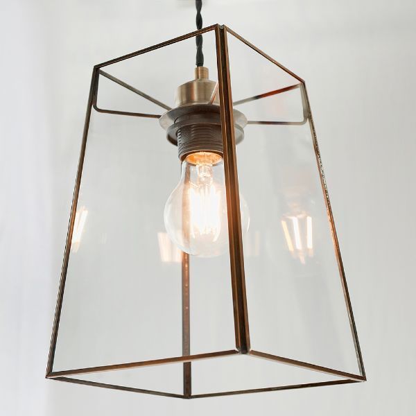 Dekoracyjna lampa z transparentnym geometrycznym kloszem