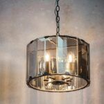 Lampa wisząca na łańcuchu z dużym okrągłym kloszem