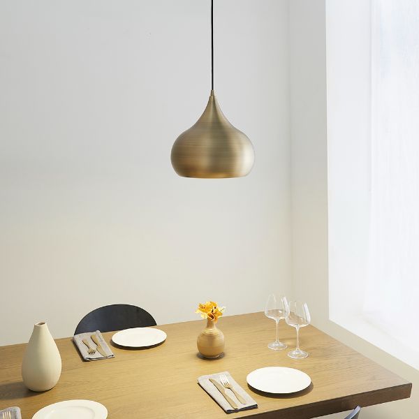 Lampa wisząca nad prostokątnym stołem w jadalni