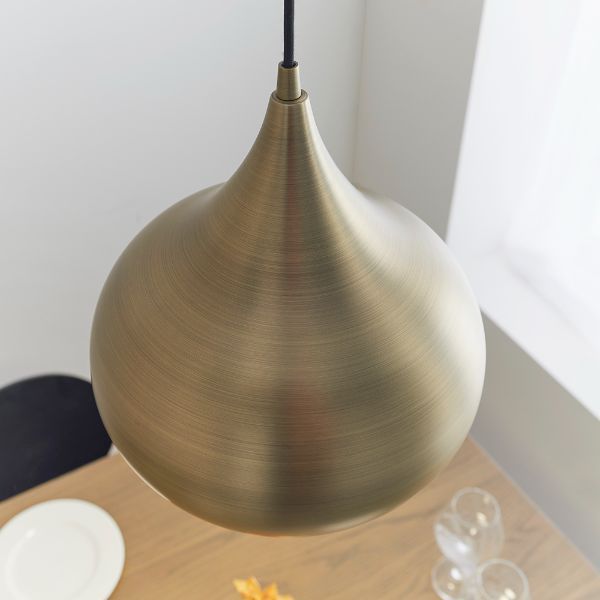 Oryginalna lampa wisząca nad stołem drewnianym